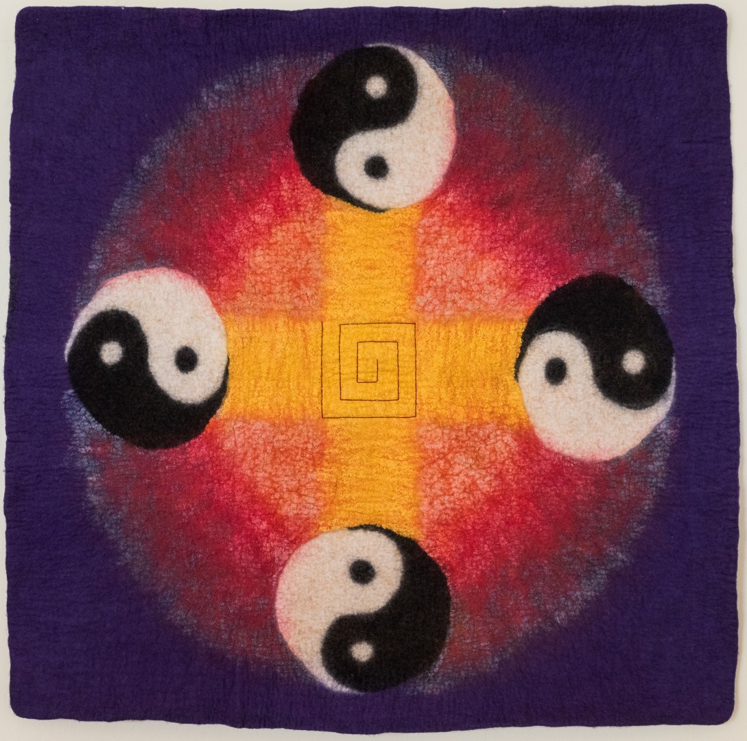 Yin-Yang. 2013 (Mechtildis Köder), ca. 90 x 90 cm, Schafwolle, Seidenfasern, Stickgarn, handgefilzt, bestickt